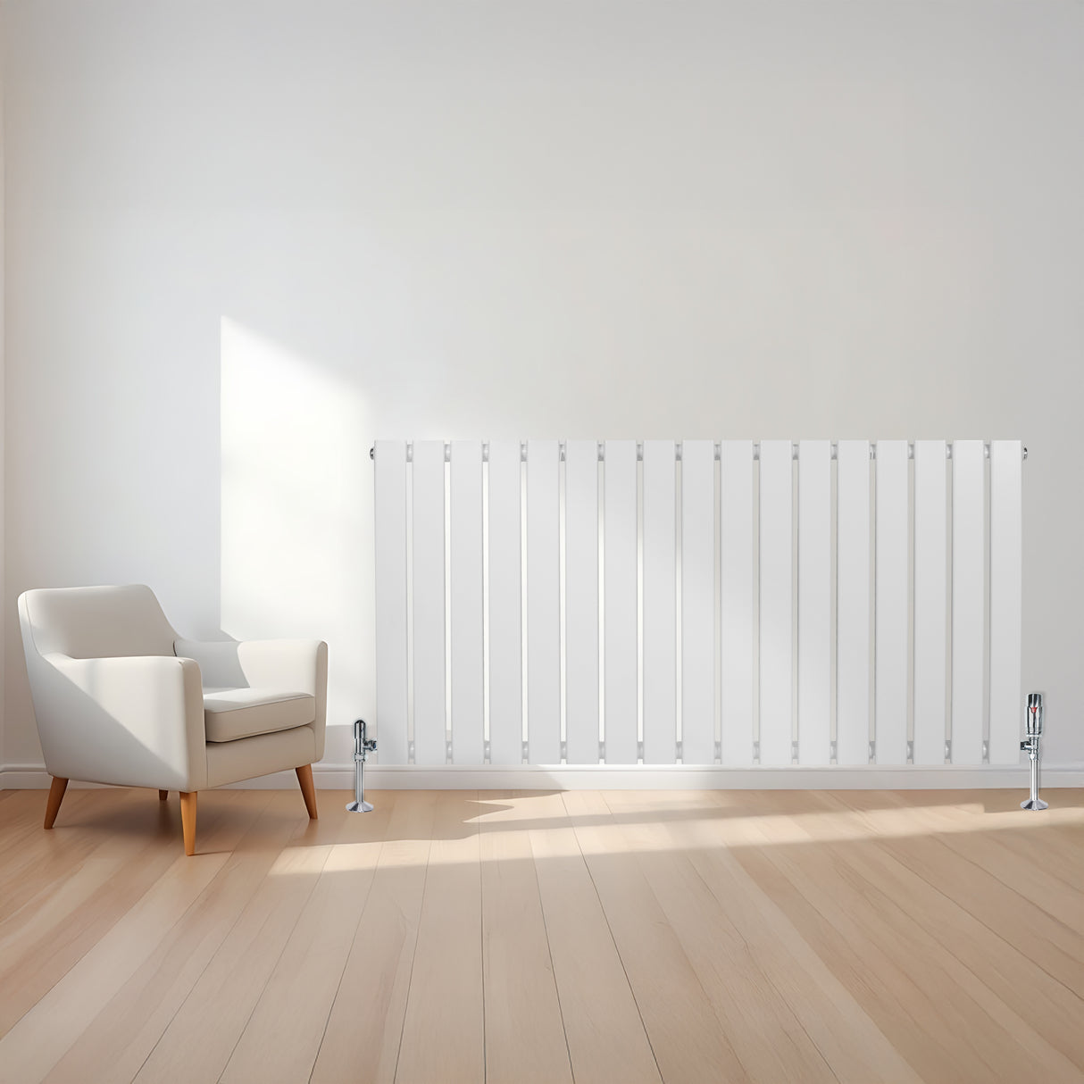 Platt enkelpelarradiator i vit färg, 600 x 1190 mm, placerad på en ljus trägolv med en modern fåtölj bredvid