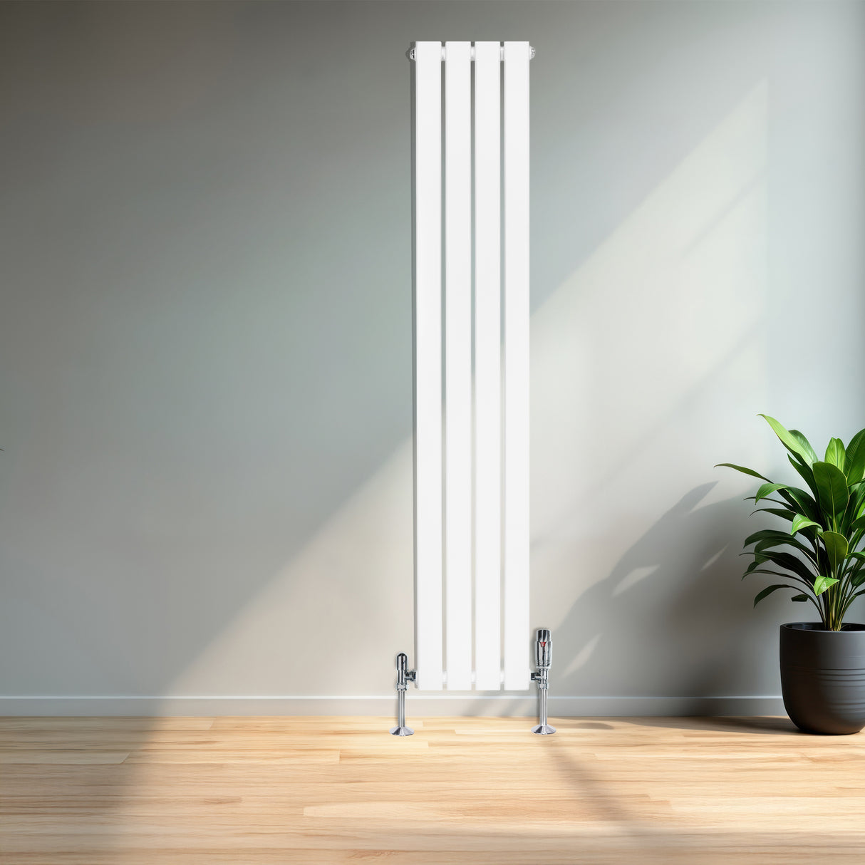 Vit platt enkelpelarradiator med fyra vertikala sektioner, monterad på golvet, med en modern design och kromade ventiler