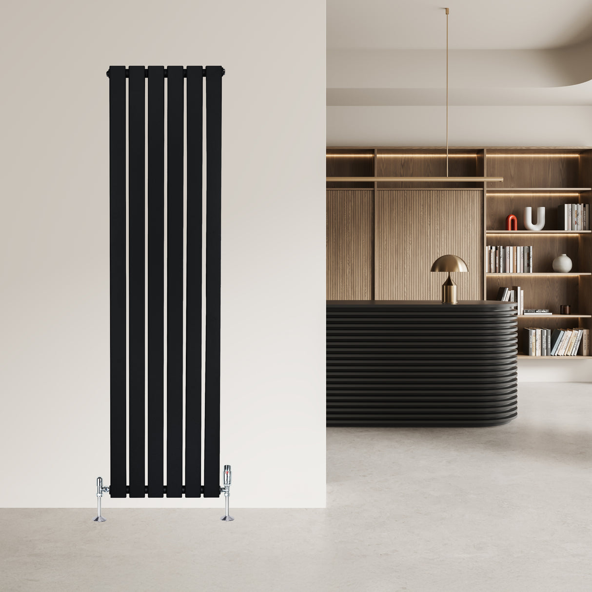 Svart platt enkelpelarradiator med vertikala lameller, elegant design som passar moderna inredningar, placerad mot en ljus vägg