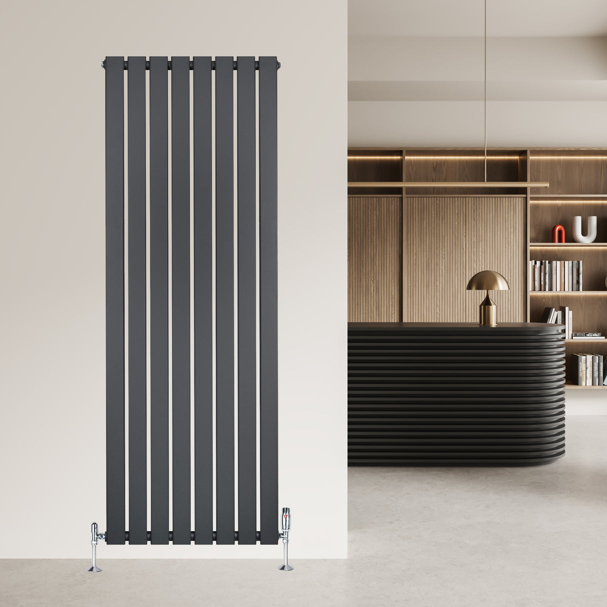 Platt enkelpelarradiator i antracitgrå, 1600 x 560 mm, med slanka vertikala linjer och modern design, perfekt för inredning