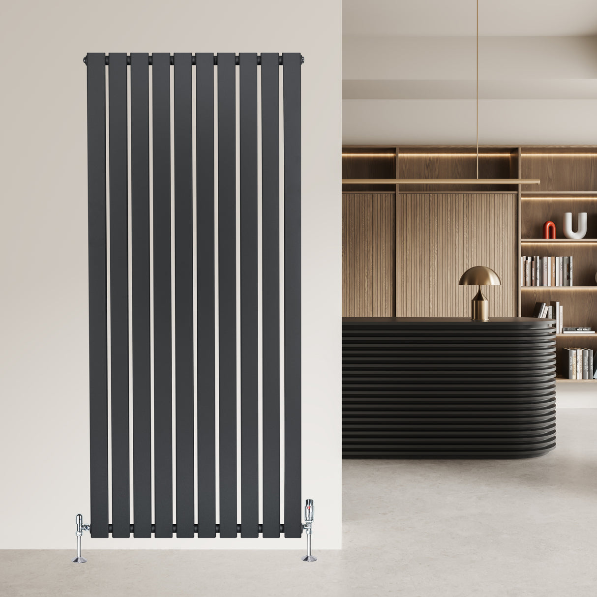 Platt enkelpelarradiator i antracitgrå, 1600 x 700 mm, med släta, vertikala lameller och modern design, placerad mot en vägg