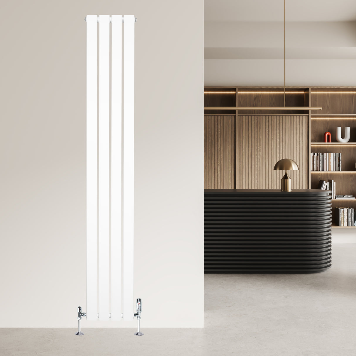 Vit platt enkelpelarradiator med fyra vertikala lameller, installerad på en ljus vägg i en modern inredning med stilren design