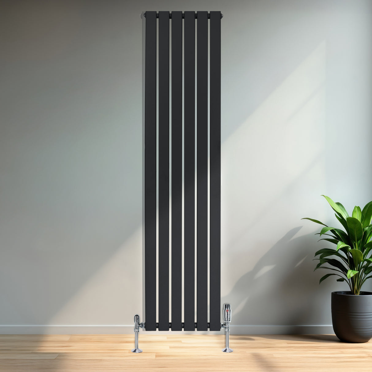 Platt enkelpelarradiator i antracitgrå, 1800 x 420 mm, med släta ytor och moderna vertikala linjer, placerad mot en vägg