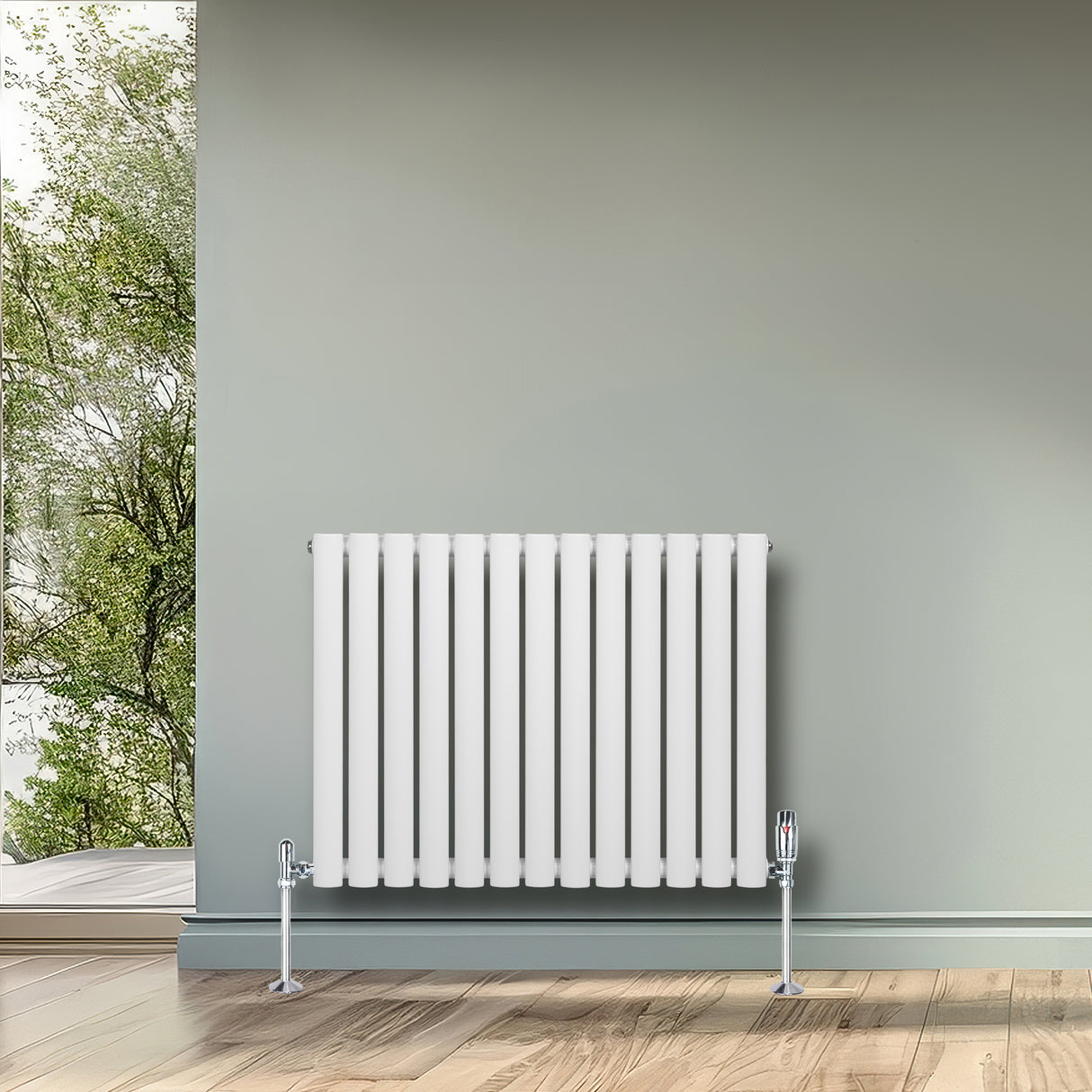 Oval vit enkelpelarradiator med släta, rektangulära ribbor, monterad på en grön vägg, omgiven av träplankor och fönster