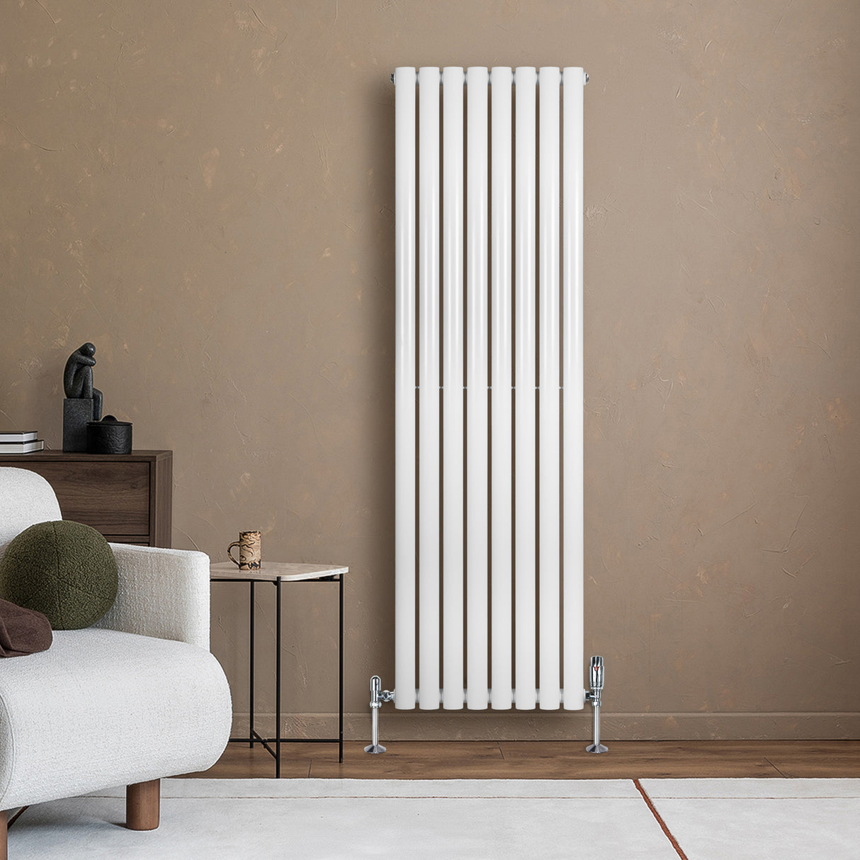 Oval vit enkelpelarradiator med släta, glänsande ytor och sju vertikala sektioner, placerad mot en varm beige vägg