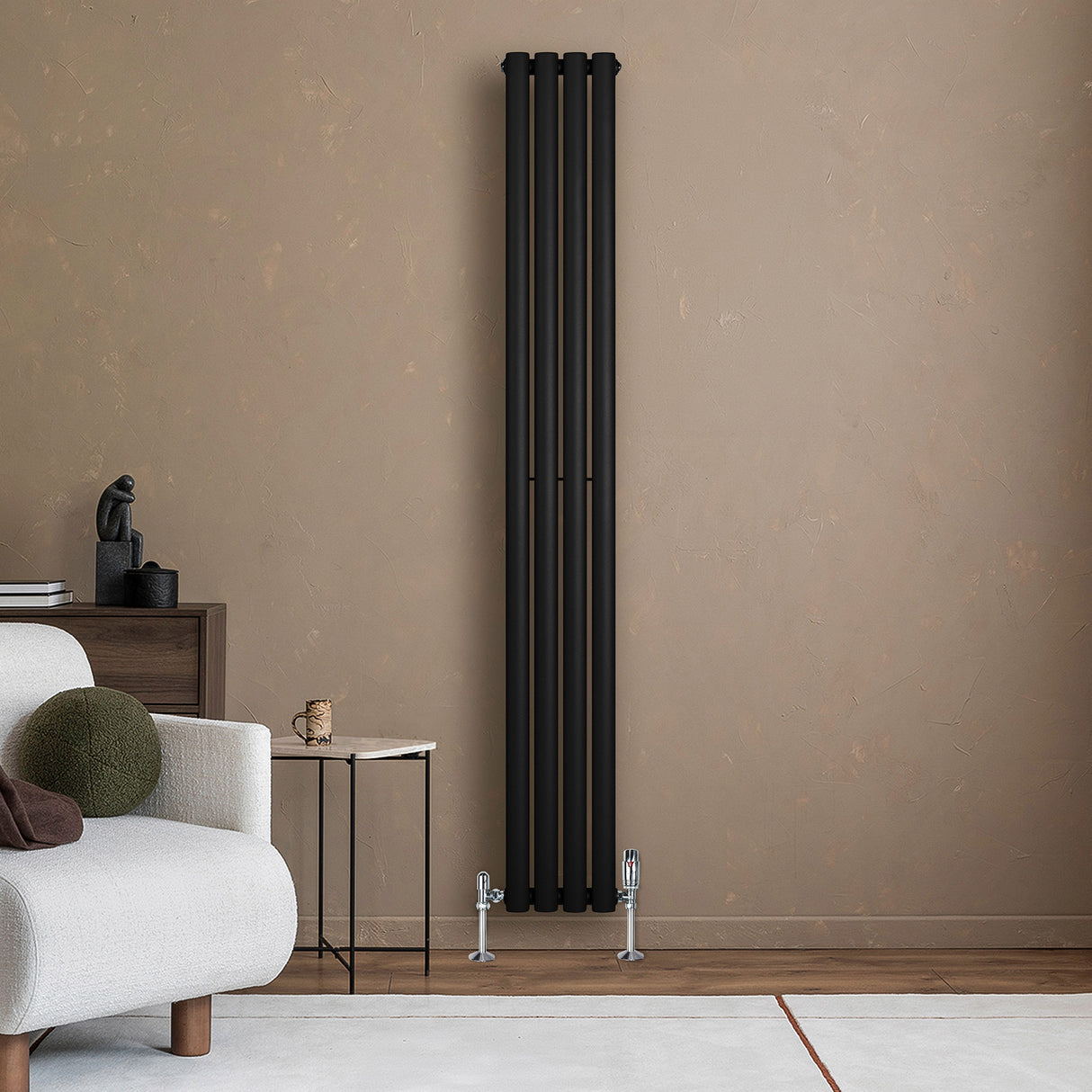 Oval svart enkelpelarradiator i metall, 1800 x 240 mm, installerad på en beige vägg, med moderna linjer och stilren design