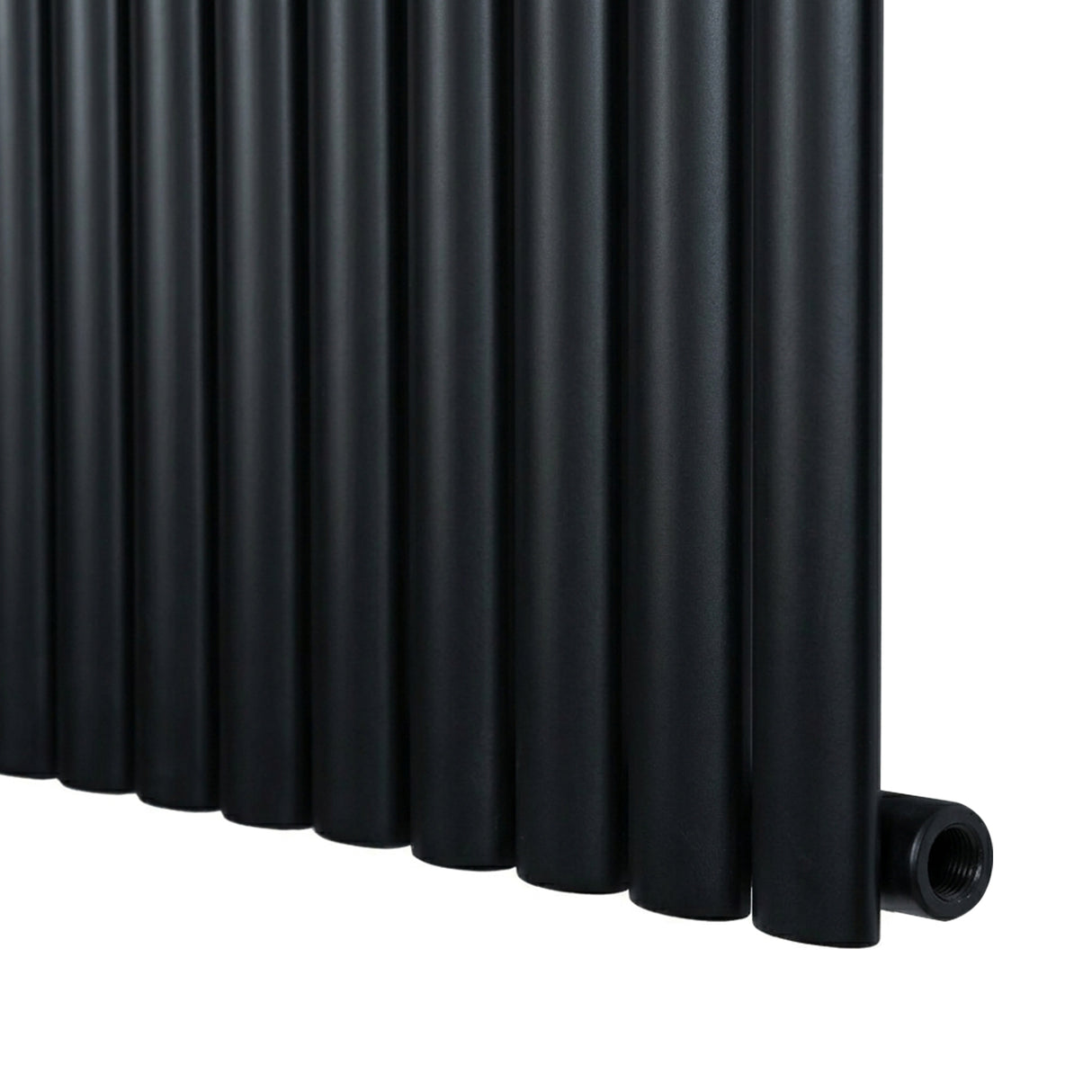 Oval enkelpelarradiator i svart, 1800 x 240 mm, med släta, cylindriska rör och en modern, minimalistisk design