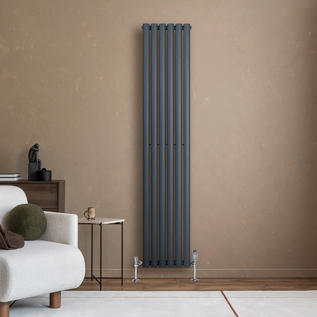 Oval enkelpelarradiator i antracitgrå, 1800 x 360 mm, med släta ytor och stilren design, placerad mot en beige vägg