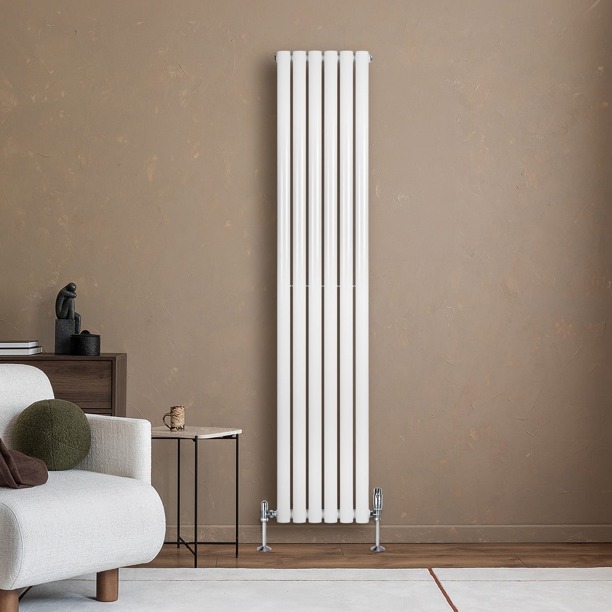 Oval enkelpelarradiator i vit färg, 1800 x 360 mm, med släta ytor och stilren design, placerad mot en brun vägg i ett modernt rum
