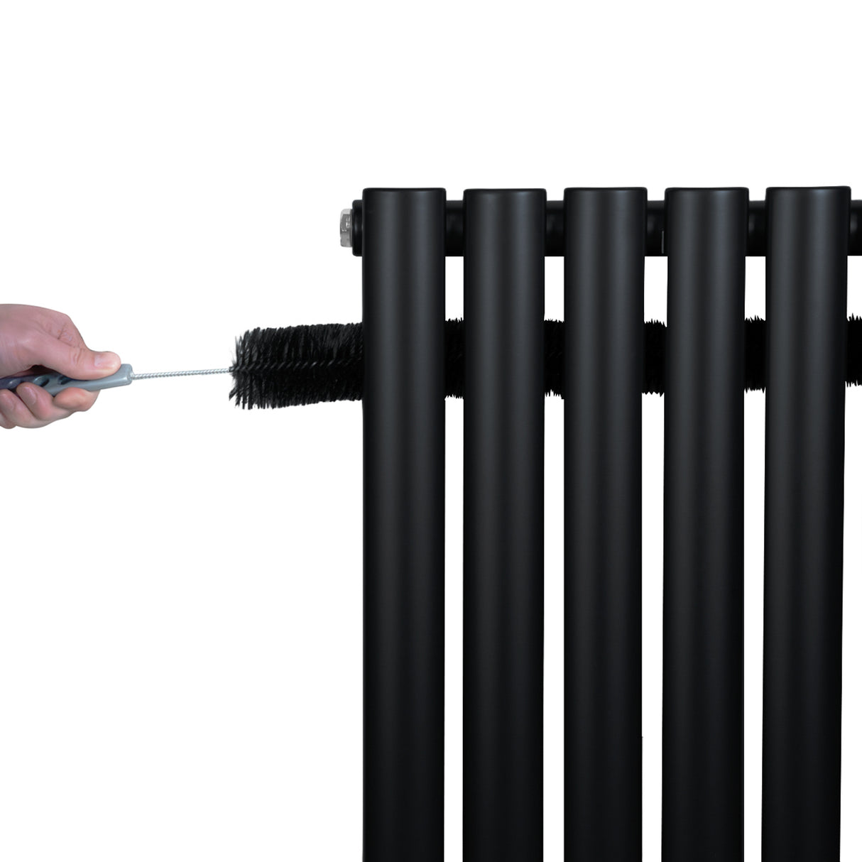 Svart oval enkelpelarradiator i aluminium, med släta ytor och en hand som rengör med en borste för underhåll
