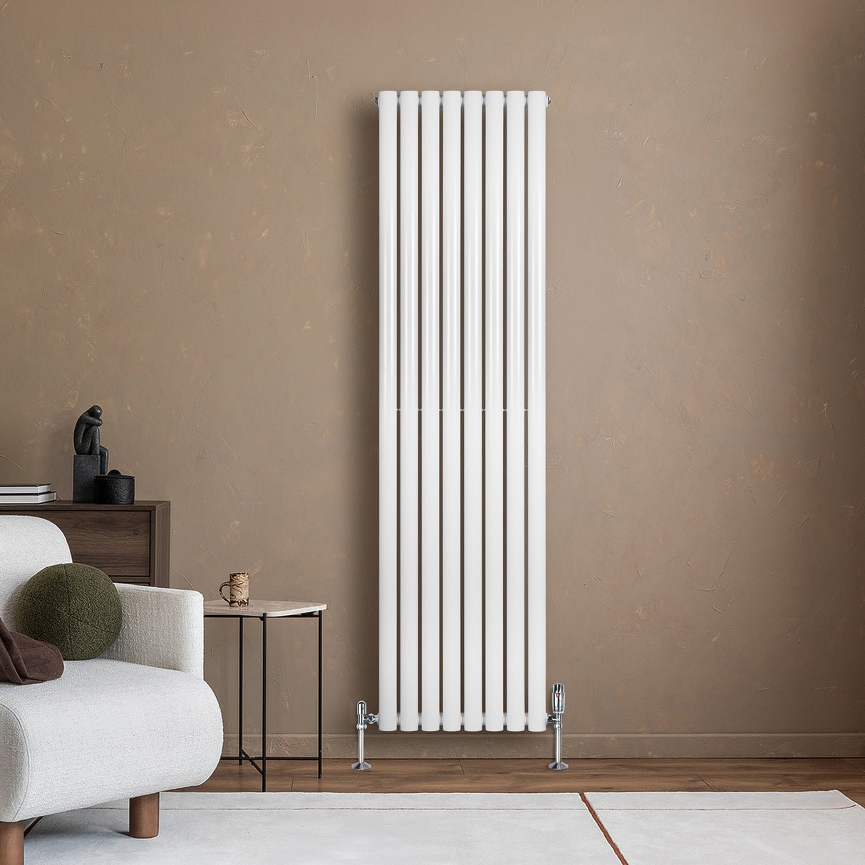 Oval enkelpelarradiator i vit färg, 1800 x 480 mm, med släta ytor och stilren design, placerad mot en beige vägg