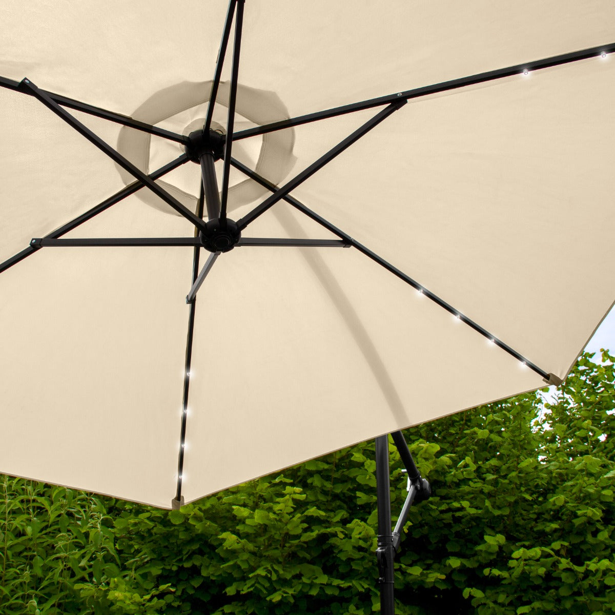Beige 3m LED Cantilever Parasoll med Solfjäderformad Bas
