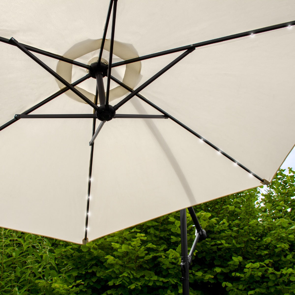 Gräddvitt 3m LED Cantilever Parasoll med Solfjäderformad Bas