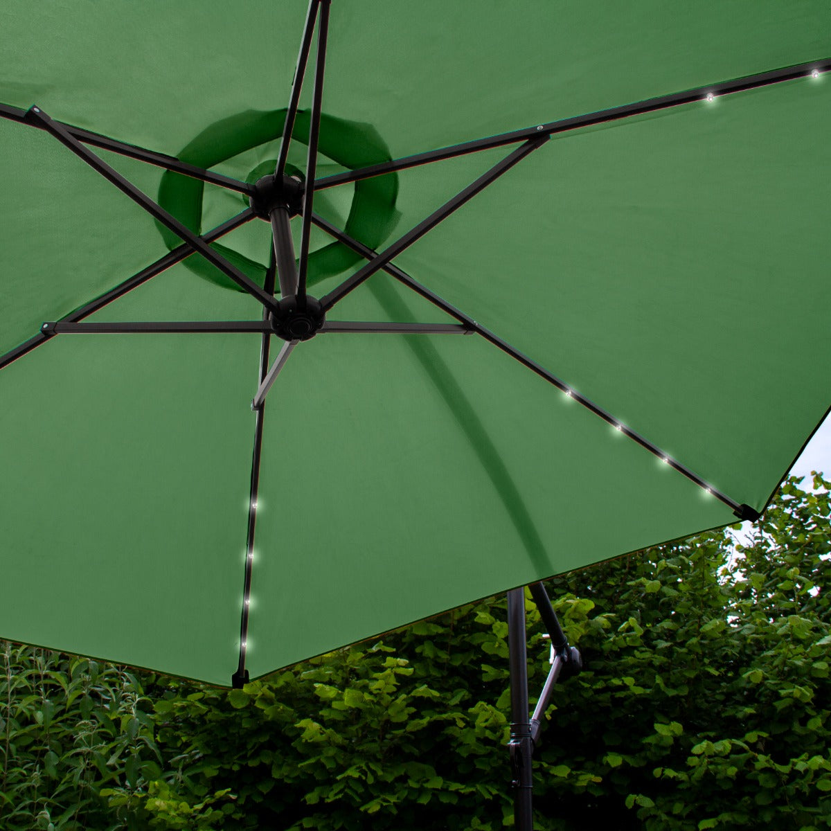 Grön 3m LED Cantilever Parasoll med Solfjäderformad Bas