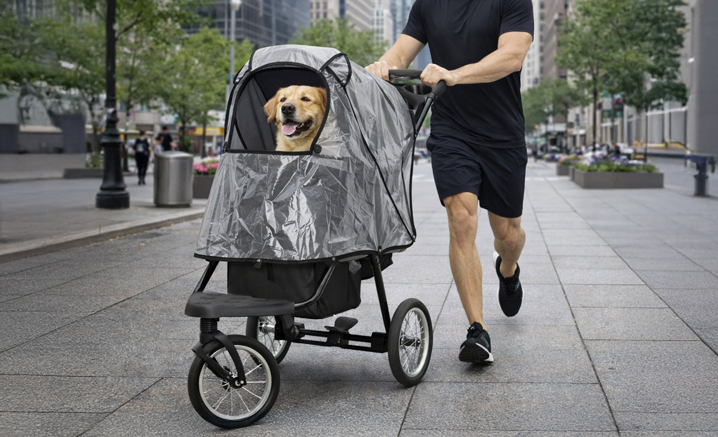 En man joggar med en hund i en grå hundvagn, omgiven av stadsmiljö med moderna byggnader och grönska