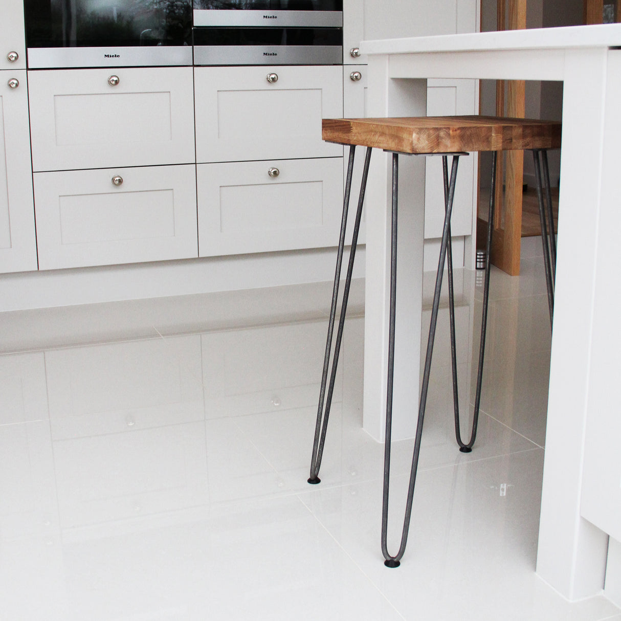 Svarta hårnålsben i metall, 30 cm långa, med en träskiva som bordsyta, perfekt för moderna möbler och inredning
