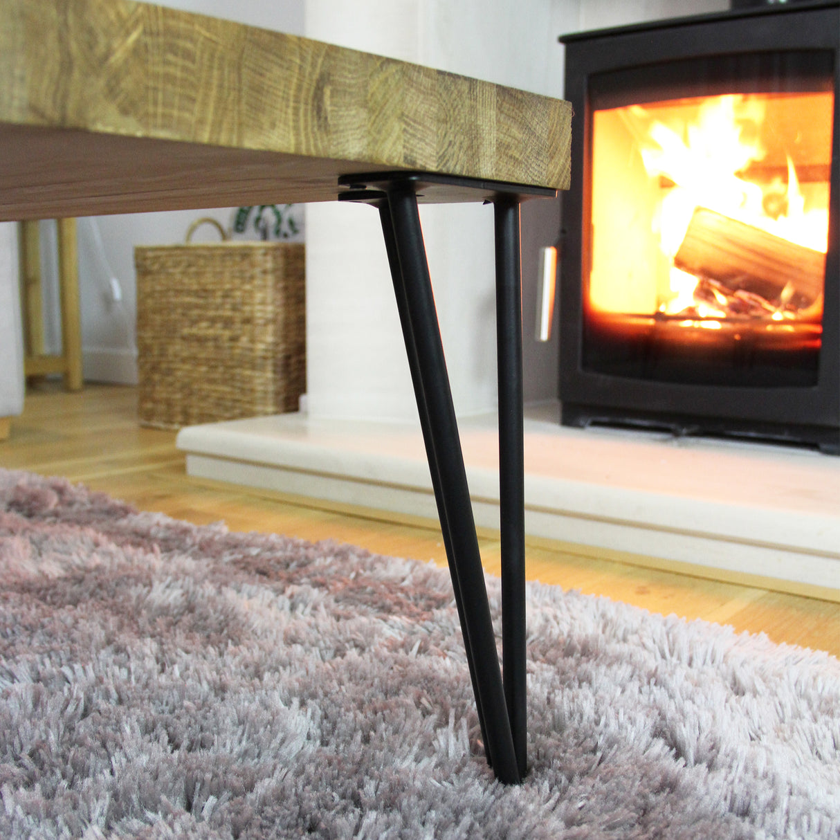 Svarta stålben i 30 cm längd, med en modern, vinklad design, perfekt för att stödja ett bord eller en hylla i hemmet
