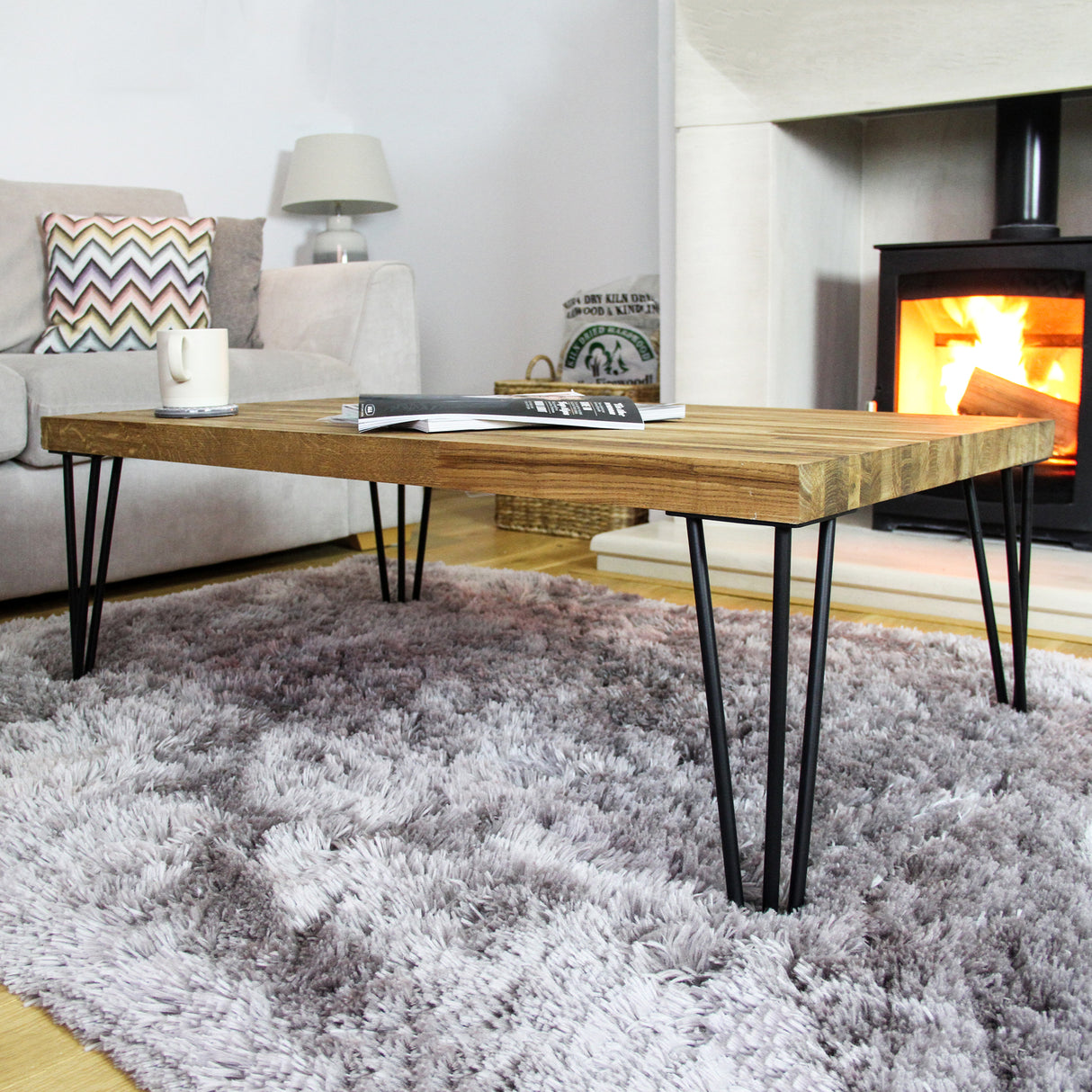 Svart hårnålsben i metall, 30 cm långa, med en modern design, perfekt för att skapa stiliga möbler och bord