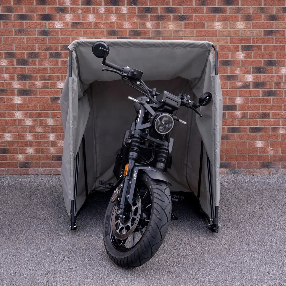Ett grått motorcykeltält med en svart motorcykel inuti, skyddande tyg och stabila stänger för säker och vattentät förvaring