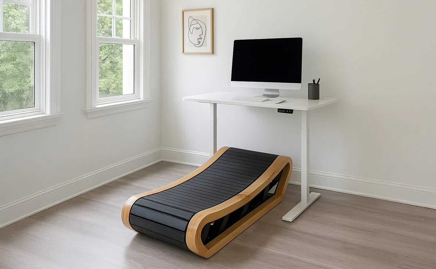 Böjt löpband i svart med trädetaljer, placerat i ett ljust rum med skrivbord och dator, perfekt för hemmaträning