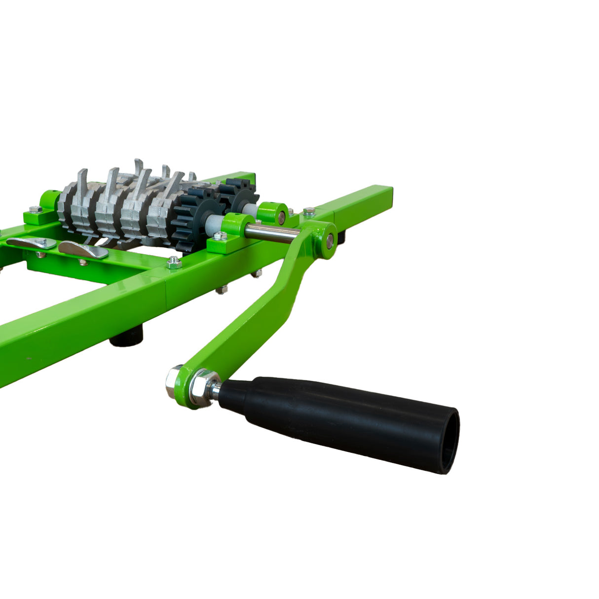 Grön traktor med metallhjul och svart handtag, perfekt för trädgårdsarbete och jordbearbetning, robust och hållbar design