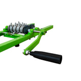 Grön traktor med metallhjul och svart handtag, perfekt för trädgårdsarbete och jordbearbetning, robust och hållbar design