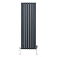 Grå radiator med ovala kolumner och kromventiler, 1600mm x 480mm, stilren design och slät yta för modern inredning