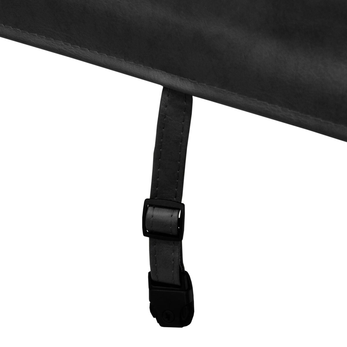 Svart justerbar rem med spänne, tillverkad av slitstarkt material, som fäster en tygprodukt eller möbel på plats