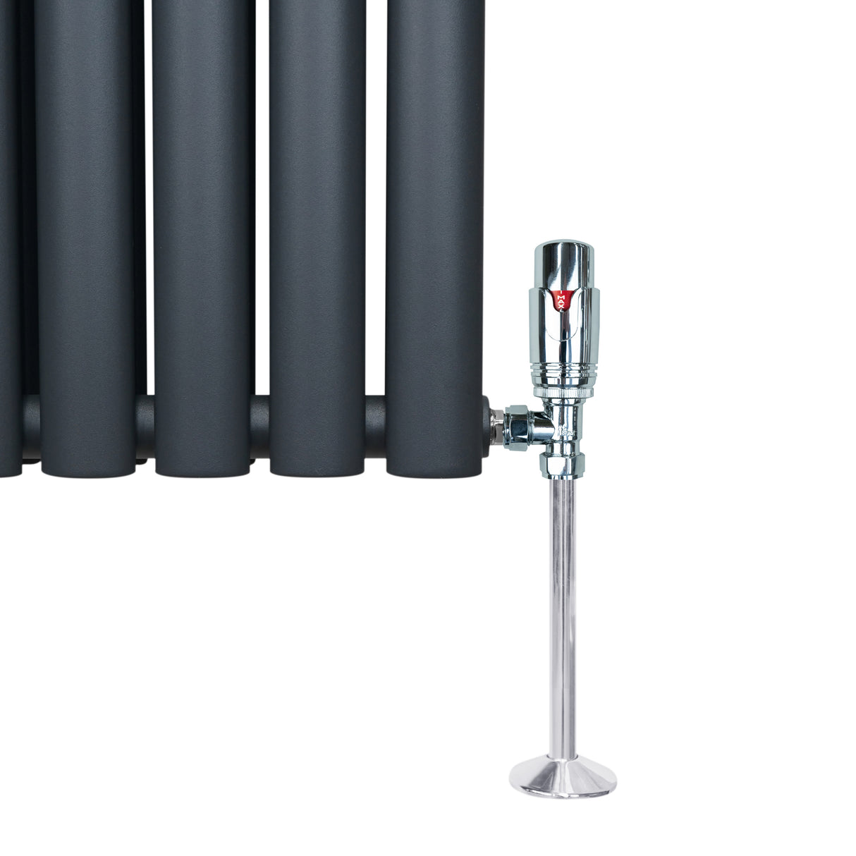 Förkromad termostatventil i glänsande metall, monterad på en svart radiator med släta, runda rör och stilren design