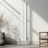 Förkromade termostatventiler i modern design, glänsande yta, placerade vid en stilren vit radiator i ett ljust rum