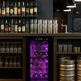Kommersiell vinkylare med LED-belysning i lila, glasdörrar och hyllor med flaskor, placerad i en elegant barmiljö