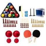 Ett 7-i-1 spelbord i ek med färgglada spelkulor, schackpjäser, pingpongracketar och tillbehör för olika spel