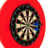Darttavla med svart och grön design, omgiven av en röd ram, med två blå pilar som träffar mitten av tavlan