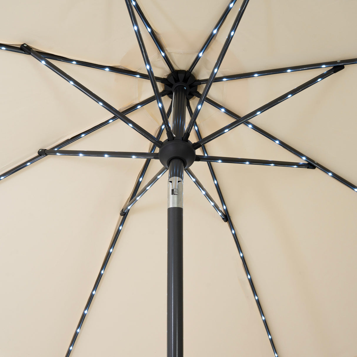 Lutbart LED-Parasoll 2,7 m – Krämvit
