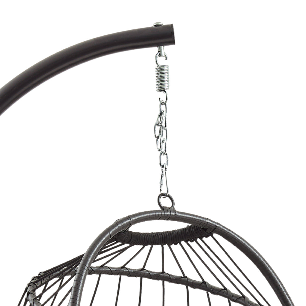 Svart äggformad hängstol i rotting med metallupphängning, elegant design och detaljerad vävning för komfort och stil