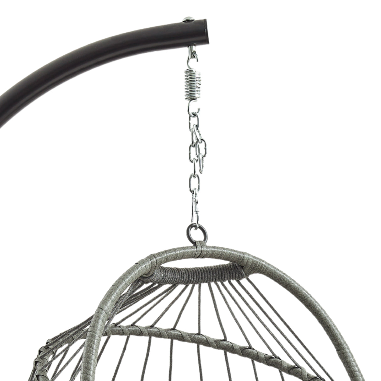 Äggformad hängstol i grå rotting med mjuka linjer och en elegant, modern design, hängande från en svart metallram