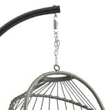 Äggformad hängstol i grå rotting med mjuka linjer och en elegant, modern design, hängande från en svart metallram