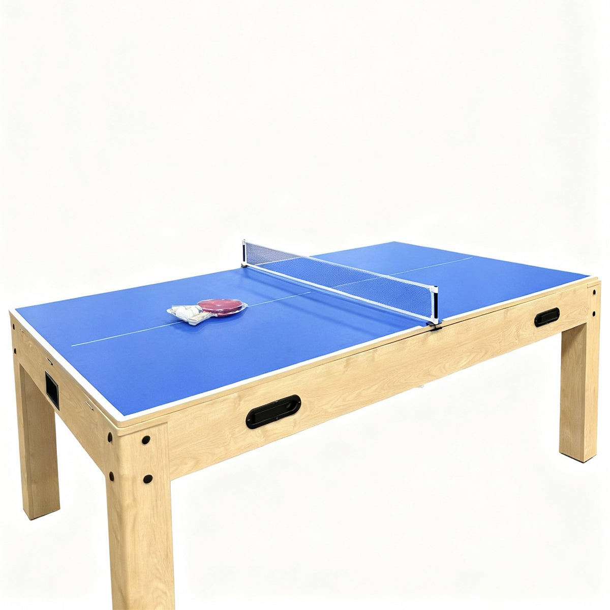 Spelbord i ek med blå yta, nät och paddlar, perfekt för pingis och spelkvällar, robust design och stilren finish