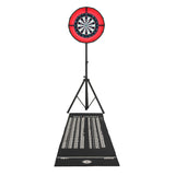 Spelbord i ek med darttavla, röd LED-lampa och svart matta med poängräkning, perfekt för spelkvällar och underhållning