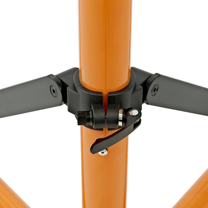 Cykelreparationsställ med orange metallram och svarta justerbara fästen, idealiskt för enkel cykelunderhåll och reparationer