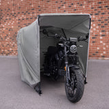 Stort grått motorcykelgarage i tyg med öppning, skyddar motorcykeln från väder och smuts, perfekt för utomhusbruk