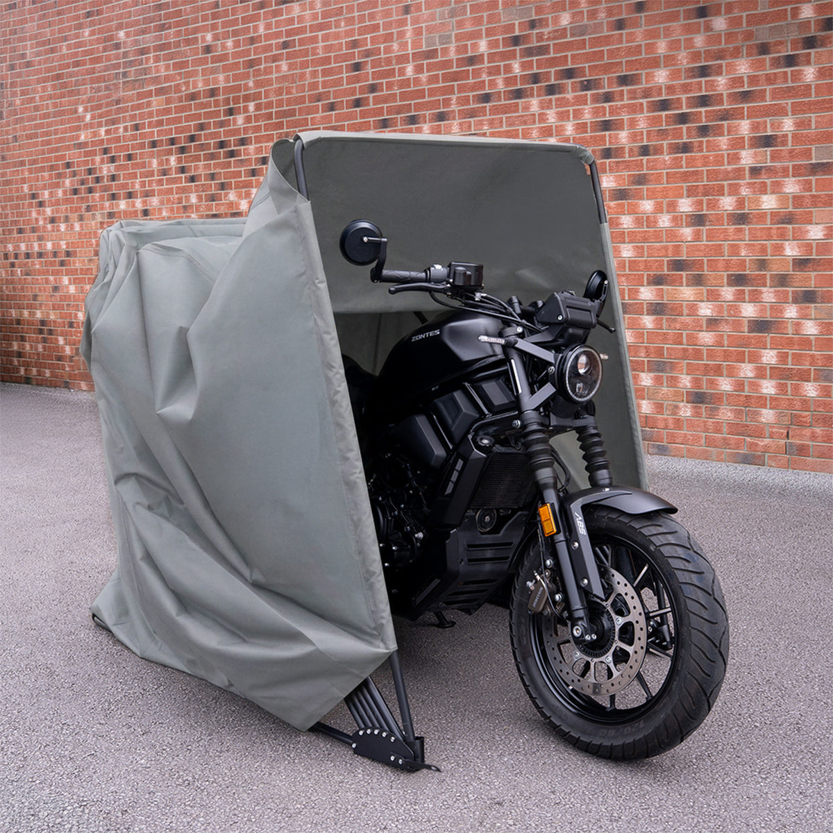 Grått XL motorcykelgarage i hållbart material, skyddar motorcykeln från väder och smuts, med en modern och stilren design