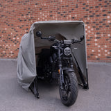 Medelstort grått motorcykelgarage med en motorcykel inuti, skyddande tyg och stabila ställningar, perfekt för utomhusbruk