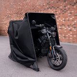 Svart XL motorcykelgarage med robust tyg, skyddar motorcykeln från väder och smuts, perfekt för utomhusbruk