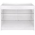 Vitt displayställ för butik med fyra hyllor i glas, modern design och släta ytor, perfekt för att visa produkter snyggt