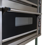 Professionell pizzaugn i rostfritt stål med två ugnssektioner, svarta dörrar och tydliga kontroller för temperatur och tid