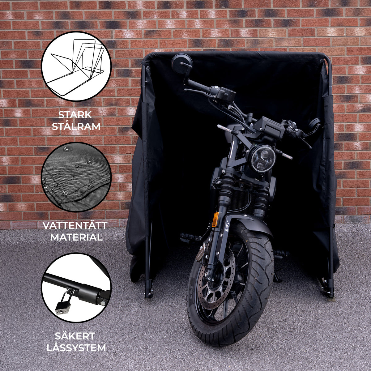 Svart motorcykelskydd med stark ram, vattentätt material och säkert låssystem, placerat framför en tegelvägg