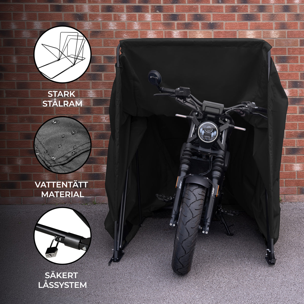 Svart motorcykelskydd med stark ram, vattentätt material och säkert låssystem, placerat framför en tegelvägg