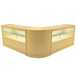 Set med LED-belysta butiksmoduler i lönnfärgad finish, med glasytor och rundade hörn för elegant exponering av produkter