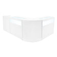Vitt set med LED-belysta butiksmoduler, elegant design med rundade hörn och genomskinliga hyllor för en modern butiksmiljö
